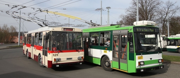 Muzejní trolejbus Škoda 14Tr08/6 ev.č.429 společně s posledním provozním trolejbusem Škoda 14TrM ev.č.457 pózují fotografům v obratišti Božkov. | 9.4.2018