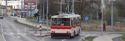 Muzejní trolejbus Škoda 14Tr08/6 ev.č.429 odbočuje do vozovny trolejbusů Karlov. | 9.4.2018