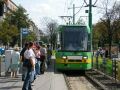 Vozy RT6N1 si nemůžou na lince 12 stežovat na nedostatečné vytížení. Cestující na zastávce Polwiejska čekají, až zastaví vůz ev.č.410. V Poznani není zvykem umísťovat označník zastávky do místa čela vozu, tramvaj tedy ještě jede | 16.-17.8. 2005