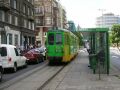 Zadní část Amsterodamské tramvaje ev.č.802 v zastávce Pl. Wolnosci. Zastávka je umístěna na jednokolejné trati v jednosměrné ulici mezi řadícími pruhy před křižovatkou | 16.-17.8. 2005