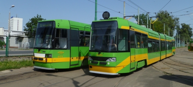 Vůz RT6N1 ev.č.401 ve společnosti modernizovaného vozu RT6-MF06AC ev.č.405 ve vozovně Forteczna. | 2.7.2012