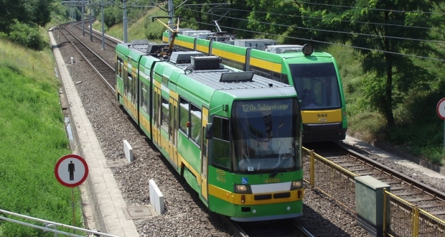 Vůz RT6N1 ev. č. 406 přijíždí po rychlodráze k zastávce Aleje Solidarności. | 1.7.2014