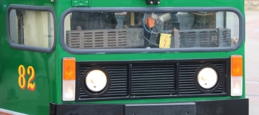 Detailní pohled na prosklené čelo historického vozu Konstal 105N #82. Řidiči jsou aspoň vidět ponožky :-) | 25.6.2016