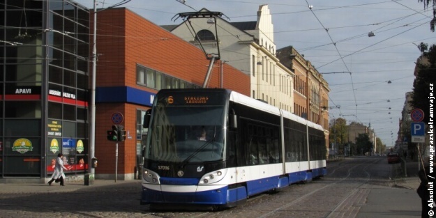 Tramvaj Škoda 15T ev.č.57016 odjíždí na lince 6 ze zastávky Bernu pasaule ve směru do centra. | 2.10.2011
