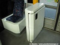 Detail umístění skládací plošiny pro invalidy ve voze ev.č.57103. Rozměrná plošina vyžaduje odebrání jednoho místa k sezení a otočení zbylé sedačky tak, že cestující sedí nohami proti dveřím z kabiny řidiče. | 2.10.2011