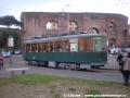 Piazza di Porta Maggiore, historický tramvajový vůz MRS Stanga ev. č. 2137 je přistaven pro objednanou jízdu historickým centrem města. Jak je patrné z fotografie, má tento typ vozu pouze jednosměrné uspořádání. | duben 2010