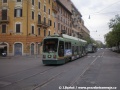 Piazza di Porta Maggiore, článkové částečně nízkopodlažní vozy Socimi na linkách č. 14 a 5 ve směru z centra od Stazione Termini nyní vjíždějí do prostoru přestupního uzlu Porta Maggiore. | duben 2010