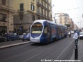 Krátké zastavení v Neapoli. Tříčlánkový tramvajový vůz AnsaldoBreda Sirio na lince č. 2 projíždí ulicí corso Giuseppe Garibaldi směrem k hlavnímu nádraží Napoli Centrale. | duben 2010