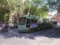 Viale Gioacchino Rossini, zastávku Rossini v diplomatické čtvrti opouští tramvajový vůz na lince č. 19 ve směru Risorgimento, následovaný přeplněným autobusem na lince č. 3, sloužícím jako efektivní náhrada za sedmičlánkové Cityway II, které byly na lince provozovány před přerušením tramvajového provozu. | duben 2010