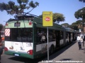 Piazza dei Cinquecento, trolejbus Solaris Trollino 18T odpočívá na konečné zastávce Stazione Termini v centrálním nezatrolejovaném úseku linek č. 90 / 90D. | duben 2010