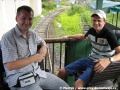 Admin Petr a Mr.Cross vyčkávají na odjezd vagónku úzkorozchodné železničky | 8.8.2007