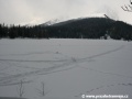 Pod vrstvou sněhu a další vrstvou ledu se ukrývá hladina Štrbského Plesa. Asi nevěříte, ale srovnejte s pár fotkami z léta. | 16.3.2009
