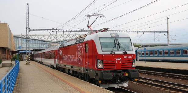Nejnovější hnací vozidla slovenských železnic představují elektrické lokomotivy Vectron. Ten s evidenčním číslem 383 203-7 odjíždí ze stanice Poprad-Tatry v čele osobního vlaku. | 10.7.2018
