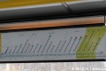 Všechny tramvaje a autobusy ve Štětíně vozí zevnitř kovové cedule s průběhem trasy. U zastávky je vždy uvedena čtvrť, možnosti přestupu a zeleně podbarvené jsou změny oproti plánované trase. | 25.11.2022
