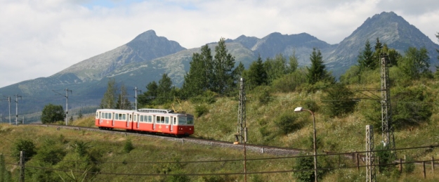 Ze stanice Tatranský Lieskovec klesá do stanice Štrba ozubnicová jednotka 405 951-8+905 951-0 | 10.8.2010