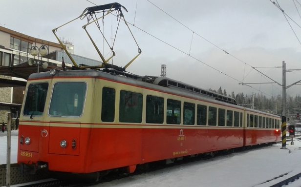 Za chladného lednového rána vyčkává ozubnicová jednotka motorového a řídícího vozu 405 953-1+905 953-6 na Štrbském plese. | 15.1.2014