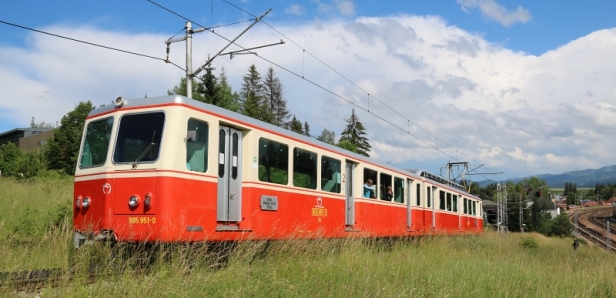 Jednotka ozubnicové železnice složená z řídícího a motorového vozu 905 951-0+405 951-5 stoupá ze Štrby. | 29.6.2017