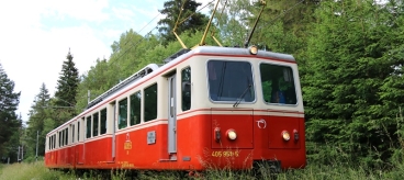 Jednotka ozubnicové železnice 405 951-5+905 951-0 klesá od Tatranského Lieskovce do Štrby. | 29.6.2017