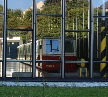 Zatímco v prostoru nástupišť se schovává jednotka 405 952-3+905 952-8... | 8.7.2018