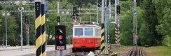 Jednotka ozubnicové železnice 405 951-5+905 951-0 vyčkává v zadní části nástupiště na Štrbském Plese. V letní dopravní špičce jezdí nejvytíženější spoje zdvojené v podobě následu další jednotky po pěti minutách. Jednotka na Štrbském Plese zajíždí až do zadní části nástupiště a po ranní špičce zde vyčkává na tu odpolední. | 11.7.2018