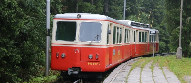 Pro rok 2018 se s ozubnicovou železnicí loučíme v zastávce Tatranský Lieskovec pohledem na odjíždějící poslední jednotku bez velké prohlídky 905 951-0+405 951-5. | 11.7.2018