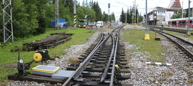 Výhybka propojující na Štrbském Plese království adhezních vlaků Tatranských Elektrických železnic s ozubnicovou částí Ozubnicové železnice. Ozubnicová část kolejí je pro rekonstrukci snesena. | 4.8.2020