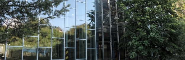 Od 6. července 2020 probíhající rekonstrukce ozubnicové železnice Štrba - Štrbské Pleso na dvě letní sezóny vyřadila z provozu jeden z nejoblíbenějších tatranských kolejových dopravních prostředků. Po roce od poslední návštěvy zjišťujeme, že vyměněné skleněné obložení odbavovací haly zubačky ve Štrbě končí, stejně jako před rokem, v polovině budovy. Zjevně tedy jde o záměr, kdy na jedné budově došlo k opravě opláštění pouze odbavovací haly pro cestující, kdežto zázemí se oprava netýká. Zvláštní a hlavně neestetický záměr. | 10.7.2021