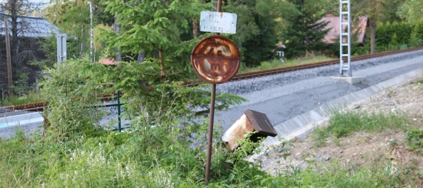 Závora na příjezdové komunikaci zabraňující společně s dopravní značkou zákaz vjezdu a doplňkovou tabulkou &bdquo;NEPLATÍ PRE ÚČELOVÁ VOZIDLÁ&rdquo; vjezdu vozidel na těleso zubačky, včetně vyvráceného traťového telefonu pamatují začátky předchozí generace zubačky. Zůstanou zde i po rekonstrukci. | 10.7.2021