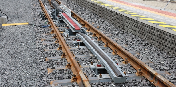 Automatizované navedení ozubeného kola do ozubnice z traťového úseku bez ozubnice: 1 - traťový úsek bez ozubnice, 2 - traťový úsek s ozubnicí, 3 - náběžný můstek, 4 - můstek s volně otočnými rolnami, 5 - náběžný zvedací hřeben. | 11.7.2021