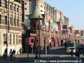 Pohled na historickou budovu Paddys Marketu a její novodobou vestavbu, z LILYFIELDu právě přijíždí tramvajový vůz | 19.5.2006