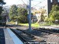 Tramvajová zastávka WENTWORTH PARK pohled směrem CENTRAL, v pozadí kolejová váha bývalé vlečky do závodu. Všimněte si tabulky zakazující vstup do kolejiště umístěnéna zábradlí | 19.5.2006