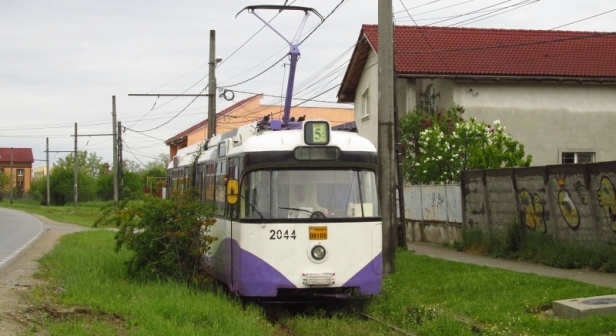 Vůz ev.č.2044 z roku 1969 jezdí v Temešváru od roku 2000. Na snímku byl zachycen na jednokolejné trati před zastávkou Grigore Alexandrescu. | 17.4.2014