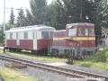 Motorová lokomotiva 702 951-5 s přípojným vozem v depu Tatranských Elektrických Železnic v Popradu | 6.8.2007