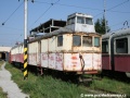 Starý vlečný vůz, upravený na pracovní s plošinou pro kontrolu trolejového vedení, chátrá v depu Tatranských Elektrických Železnic v Popradu | 6.8.2007