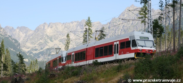 Dvojice jednotek TEŽ 425 958-6+425 965-1 stoupá tatranskou krajinou k zastávce Popradské Pleso | 22.8.2008