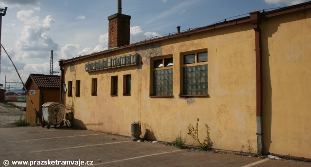 Zastrčeně stojí stále původní výpravní budova Tatranských Elektrických Železnic nesoucí na své fasádě stále název Poprad - Tatry, vyvedený prosvětlenými kostkami, jako na většině ostatních stanic | 22.8.2008