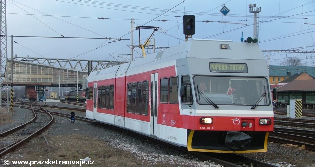 Jednotka TEŽ 425 955-2 projíždí kolejiště normálně rozchodné stanice Poprad-Tatry po jediné zde vedené úzké koleji do depa Tatranských Elektrických Železnic | 16.3.2009