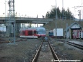 Jednotka TEŽ 425 955-2 projíždí kolejiště normálně rozchodné stanice Poprad-Tatry po jediné zde vedené úzké koleji do depa Tatranských Elektrických Železnic | 16.3.2009
