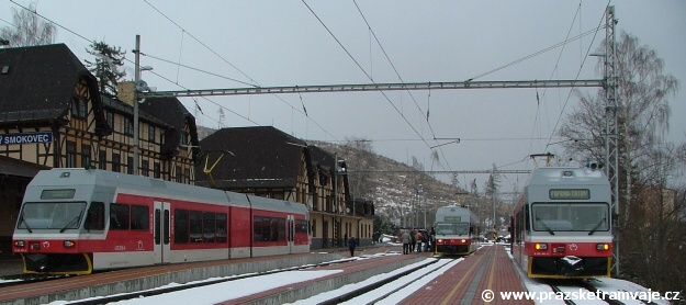 Na Starém Smokovci se setkaly tři jednotky TEŽ 425 958-6 jedoucí do Tatranské Lomnice, 425 952-9 mířící na Štrbské Pleso a 425 962-8 jedoucí do Popradu, v jednu chvíli je zde pro cestující zajištěn přestup do všech traťových směrů | 17.3.2009