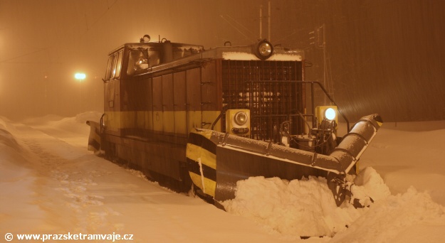 Na Štrbské Pleso zavítala ve večerních hodinách motorová lokomotiva 706 951-1 opatřená na obou stranách sněhovou radlicí, aby udržela pro jednotky řady 425 s ohledem na stále padající sníh trať TEŽ sjízdnou | 17.3.2009