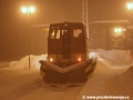 Na Štrbské Pleso zavítala ve večerních hodinách motorová lokomotiva 706 951-1 opatřená na obou stranách sněhovou radlicí, aby udržela pro jednotky řady 425 s ohledem na stále padající sníh trať TEŽ sjízdnou | 17.3.2009