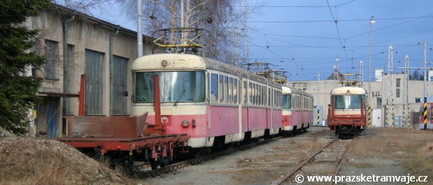 Električky řady 420 postávají odstavené v depu Tatranských Elektrických Železnic v Popradu s nejistou vidinou budoucnosti, vezmou si plameny autogenu jednotku 420 966-4, 420 953-2 nebo 420 959-9? A která se dočká slibované muzejní budoucnosti?. | 16.3.2009
