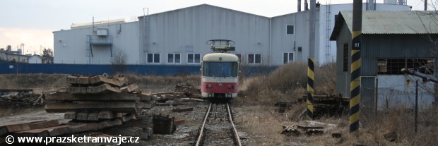Opuštěně působí jednotka 420 962-3 na své stávající pozici v depu Tatranských Elektrických Železnic v Popradu, na pozici, kde byly její kolegyně šrotovány.... | 16.3.2009