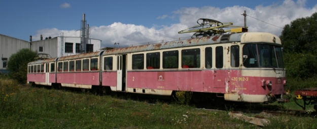 Na stejném místě jako při naší návštěvě v březnu 2009 zůstává v depu Tatranských Elektrických Železnic v Popradu mimo trolej odstavená jednotka 420 962-3. | 10.8.2010