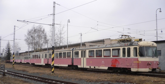 Jednotky 420 966-4 a 420 959-9 odstavené v depu Tatranských Elektrických Železnic Poprad. | 16.3.2011