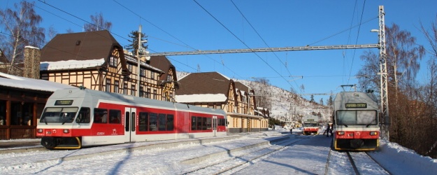 Setkání tří jednotek řady 425.9 ve Starém Smokovci během standardního „centrálního přestupu“. Zcela vlevo jednotka 425.962-8 připravená k cestě do Tatranské Lomnice, uprostřed jednotka 425.958-6 mířící na Štrbské Pleso a vpravo jednotka 425.957-8 připravená k odjezdu do Popradu. | 29.1.2012