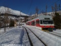 Do Tatranské Lomnice odjíždí úsekem falešné dvoukolejky ze Starého Smokovce jednotka 425.962-8. | 29.1.2012