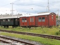 Krytý pracovní vůz ve společnosti vlečného vozu z roku 1912 v depu Poprad. | 15.7.2012