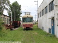 Jednotka 420 959-9 postává odstavená pod širým nebem depa Poprad. | 15.7.2012