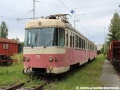 Jednotka 420 959-9 postává odstavená pod širým nebem depa Poprad. | 15.7.2012